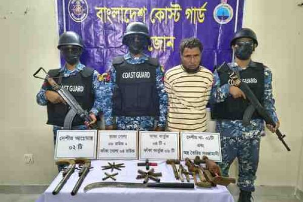 কক্সবাজারে অস্ত্র তৈরির কারখানা আবিষ্কার, কারিগর আটক মহেশখালী নিউজ..