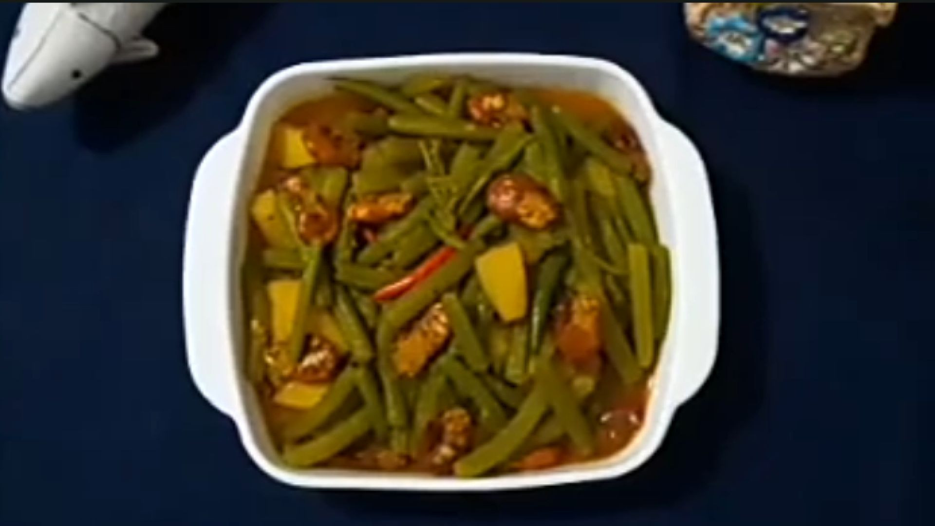 ⁣ডাটা দিয়ে চিংড়ি মাছের ঝোল